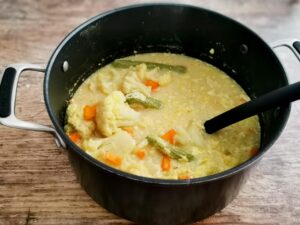 serving cauliflower soup