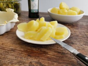 slicing boiled potatoes