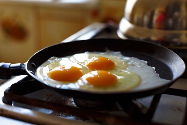 fried eggs in Italian