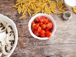 sliced cherry tomatoes for pasta