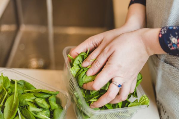 washing spinach leaves