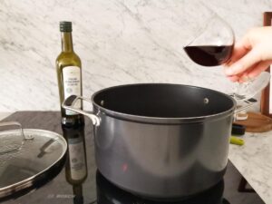 adding red wine to braciole