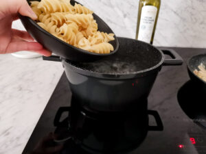 cooking fusilloni pasta