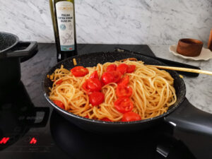 pasta with olive oil and tomatoes