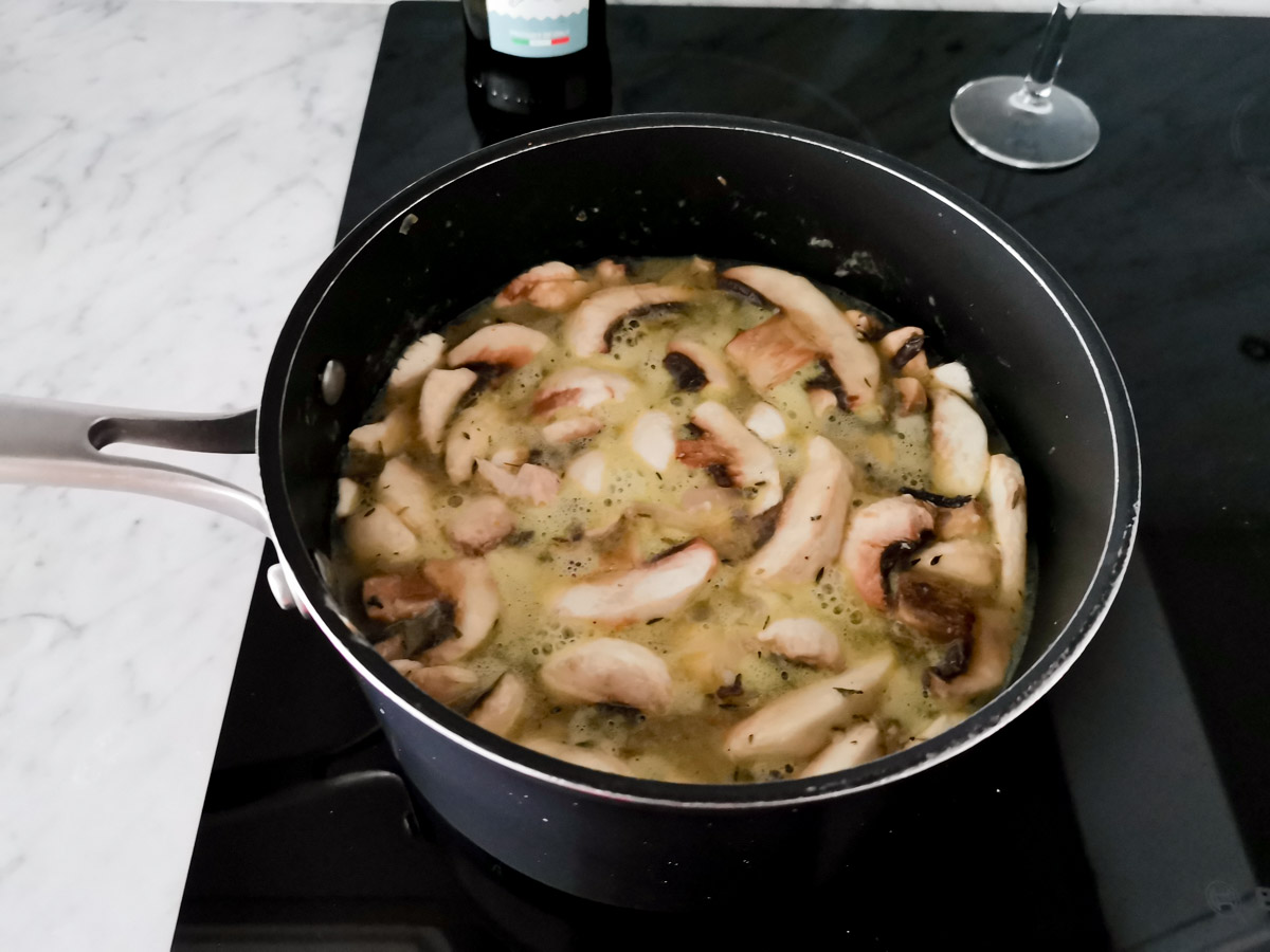 Italian chicken and mushrooms soup